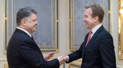 Порошенко призвал международное сообщество осудить Парад Победы в Донецке и заявил, что "освободит" Крым