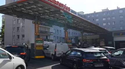 Французы часами ищут автозаправки с наличием бензина и дизтоплива