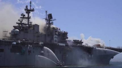 На горящем американском УДК Bonhomme Richard обрушилась часть взлетной палубы