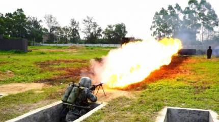 Ранцевые огнемёты всё ещё в деле: в Китае применяют Type 02C