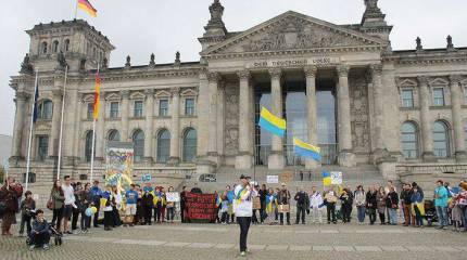 СМИ ФРГ: представителей украинской диаспоры вербуют батальоны "Азов" и "УНА-УНСО"