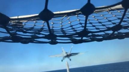 Американский истребитель F/A-18E «потерял» при взлёте топливный бак