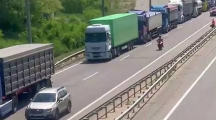 Первый бунт против нового закона о мобилизации: украинские дальнобойщики перекрыли трассу Киев-Одесса