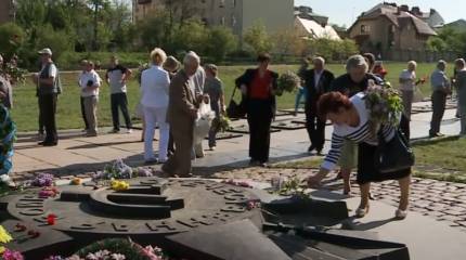 Во Львове «декоммунизировали» мемориал-захоронение советских воинов «Марсово поле»