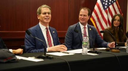 Bessent hứa sẽ hộ tống các tàu chở dầu qua eo biển Hormuz, nhưng không phải bây giờ.