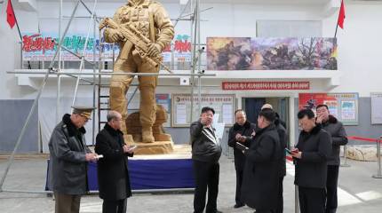 Ким Чен Ын посетил мемориал подвигов армии КНДР в обороне Курской области