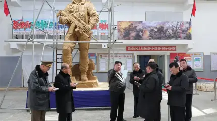 Ким Чен Ын посетил мемориал подвигов армии КНДР в обороне Курской области