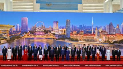 Китайский протокол в Тяньцзине «отправил» генсека ООН на самый край общего фото