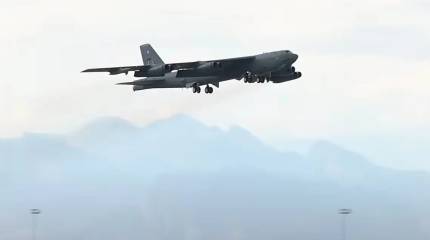 В США гражданский авиалайнер совершил «агрессивный манёвр», чтобы избежать столкновения с бомбардировщиком B-52