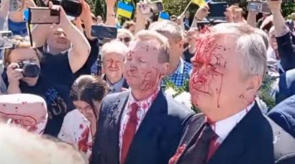 Российскому послу в Польше не дали возложить цветы к могилам советских воинов, облив краской