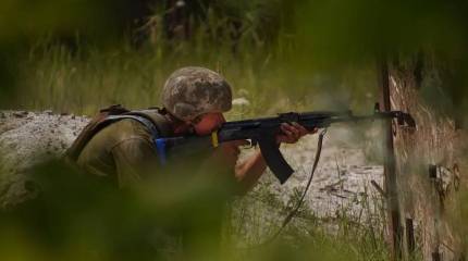 Противник, рассчитывавший на временное прекращения огня, начинает метаться, бросая резервы с одного направления на другое