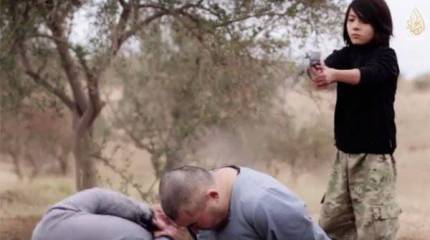 В Сети появились кадры, на которых юный боевик ИГ якобы расстреливает людей, назвавшихся агентами ФСБ