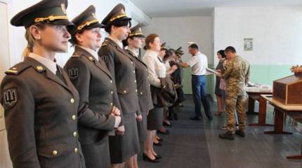 Полторак решил переодеть женщин-военнослужащих