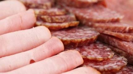 Жить стало лучше - вон сколько колбасы в магазинах