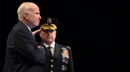 Не слушайте его, он всё равно умирает. "Шутка" советника Трампа над Маккейном