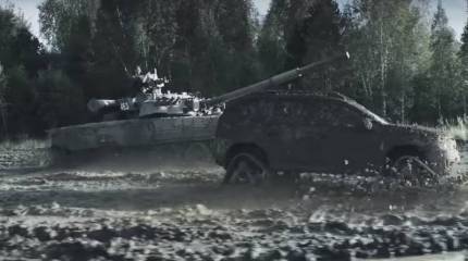 Внедорожник сошёлся на тест-драйве с танком Т-80