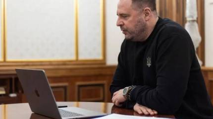 «Меньше рефлексируйте на громкие заголовки об оборонке»: Ермак попытался успокоить украинскую «общественность» в связи с приостановкой поставок боеприпасов из США