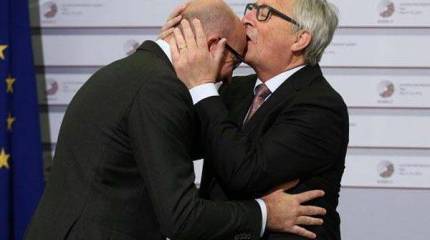 За что Яценюка Запад целует в лобик?..