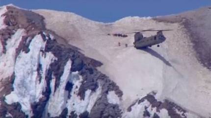 Уникальная "посадка" вертолёта CH-47 Chinook в горах