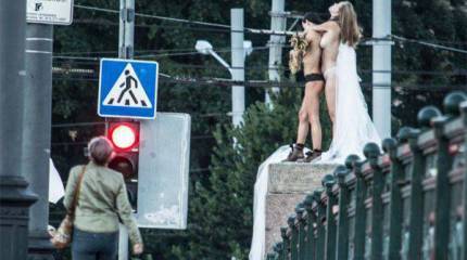 Места советских скульптур на Зелёном мосту Вильнюса заняли фрики и голые местные жительницы