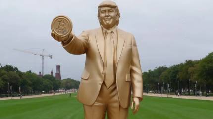В Вашингтоне установили «золотую» статую Трампа с биткоином