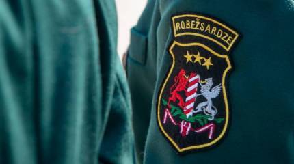 «В связи с растущей гибридной угрозой»: Латвия в срочном порядке усиливает границу с Белоруссией