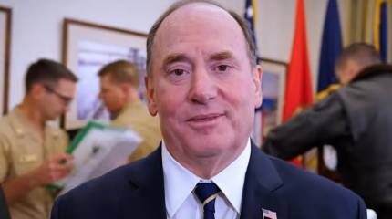 Забитые туалеты не прошли даром: в отставку отправлен министр ВМС США Фелан