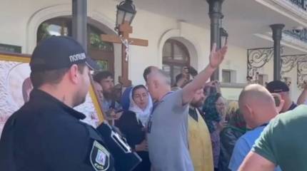 Верующие не позволили комиссии Минкульта Украины опечатать очередные помещения Киево-Печерской лавры