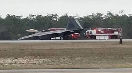 Истребитель F-22 ВВС США совершил аварийную посадку