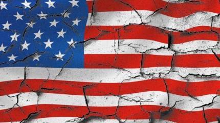 Экс-помощник Рейгана: Байден опосредованно воюет с Россией и ведет США к национальному банкротству