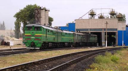 Опытный железнодорожник: Чтобы парализовать движение по путям, нужно уничтожать локомотивные депо УкрЖД