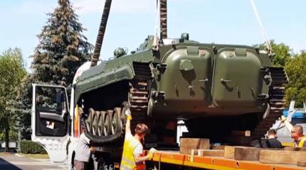 Украине приходится самой вывозить из Польши законтрактованные БМП-1: на помощь привлечены судебные приставы