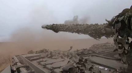 Минобороны показало кадры боевой работы экипажей танков Т-80БВМ на Купянском направлении