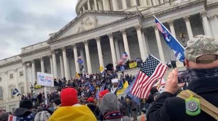 В США заявили об аресте пытавшегося попасть в Капитолий вооружённого мужчины