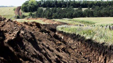 Яценюк снова вспомнил о строительстве забора на границе с Россией