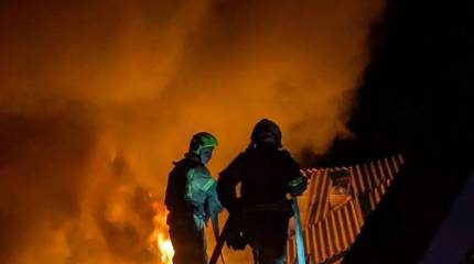 Появились кадры поражения газоперерабатывающего завода в Харьковской области