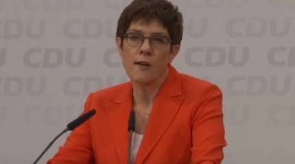 Министр обороны ФРГ призвала США и ЕС усилить давление на Путина и Асада