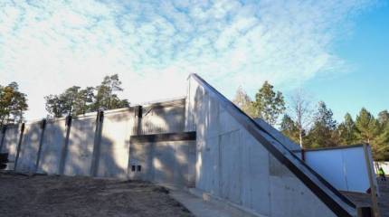 На "беспилотник из РФ" списать не получится. Порошенко показали закрытый арсенал