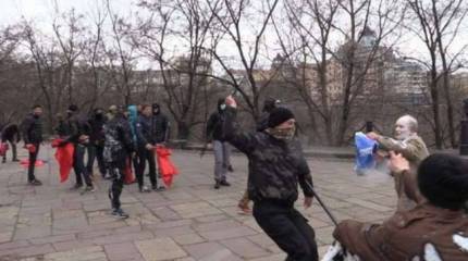 Пенсионеры, собравшиеся на митинг в Киеве, дали отпор националистам «Азова»