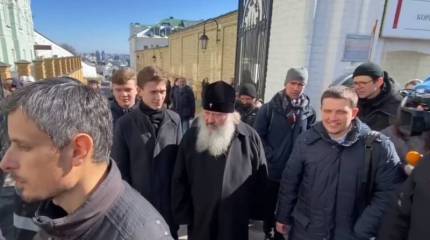 Митрополит УПЦ Павел обратился к верующим на фоне появления на территории Киево-Печерской лавры полиции с автоматами