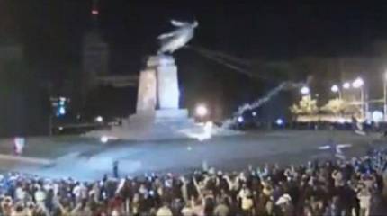 Националисты снесли памятник Ленину в Харькове