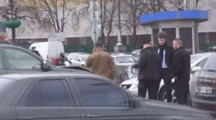 Представители батальона (полка) "Азов" в Киеве на пикапе въехали в автомобиль сына украинского президента