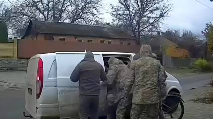 В Измаиле группа мужчин прогнала сотрудников ТЦК, схватку сняли на видео