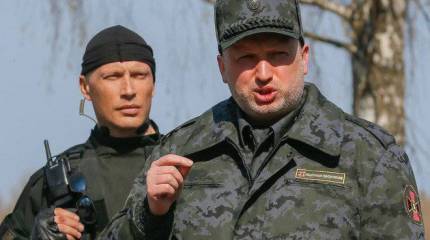 Турчинов заявил, что направляется в Донецкий аэропорт, но пока ему "мешает плохая погода"