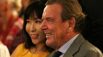 Жену экс-канцлера Германии уволили из немецкой компании за визит в посольство России в День Победы