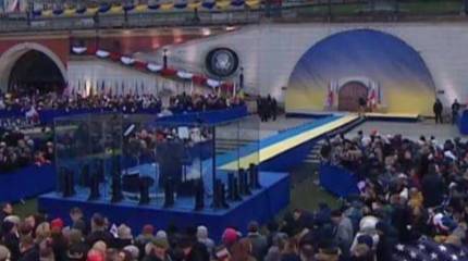 В Польше Байден выступил в бронекапсуле, пройдя к ней по украинскому флагу