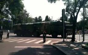 Китайские ракеты поразили полномасштабные копии эсминца и авианосца США