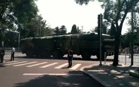 Китайские ракеты поразили полномасштабные копии эсминца и авианосца США