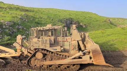 Израильская армия использует бульдозеры Caterpillar D9 для расчистки территорий от мин