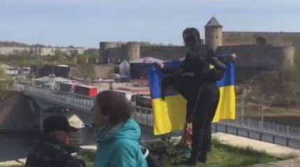 В эстонской Нарве мужчина сбросил с лестницы провокатора с флагом Украины и «радужной» символикой